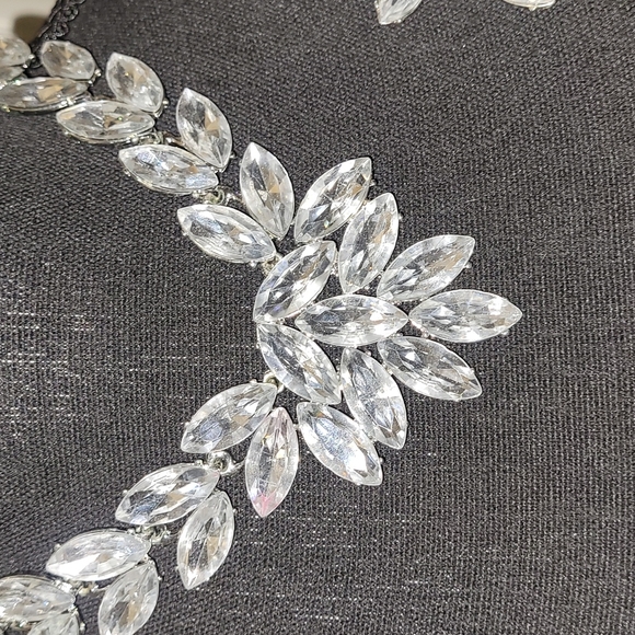 💕HP💕Stunning Fashion Jewelry Necklace & Earring Set💕 - Picture 9 of 13